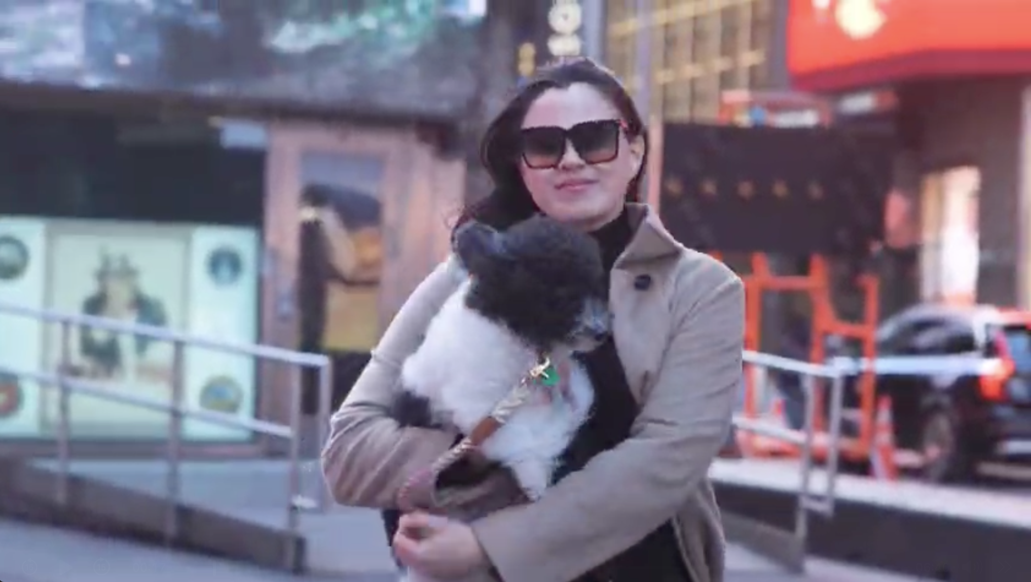 Adriana com seu cachorro em Nova York
